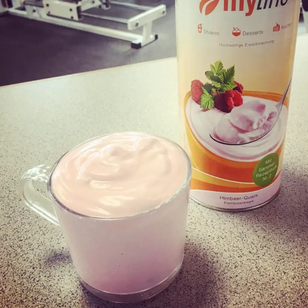 Myline shake steht auf der Fitnesstudiotheke